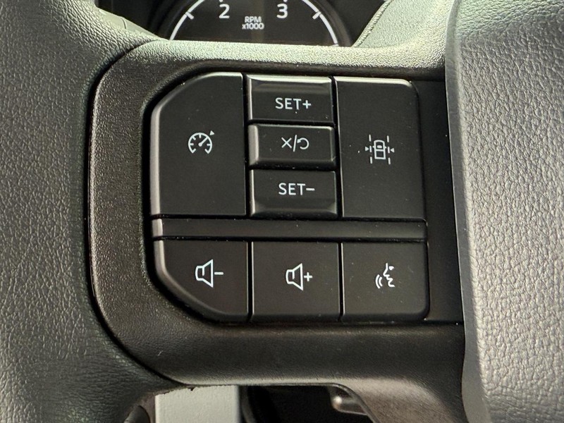 Ford Super Duty F-450 DRW Vehicle Full-screen Gallery Image 10