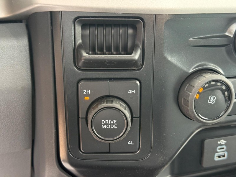 Ford Super Duty F-450 DRW Vehicle Full-screen Gallery Image 14