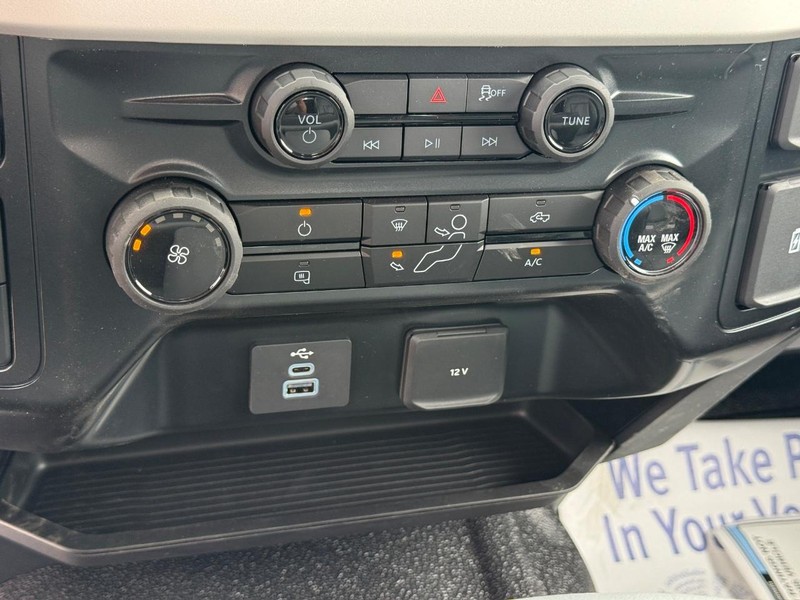 Ford Super Duty F-450 DRW Vehicle Full-screen Gallery Image 15