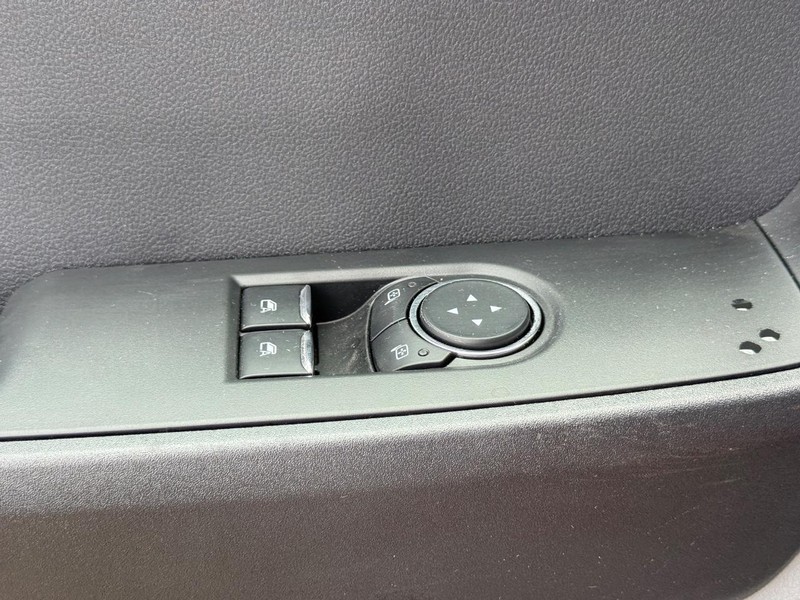 Ford Super Duty F-450 DRW Vehicle Full-screen Gallery Image 18