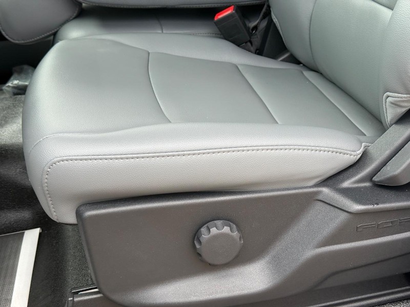 Ford Super Duty F-450 DRW Vehicle Full-screen Gallery Image 19