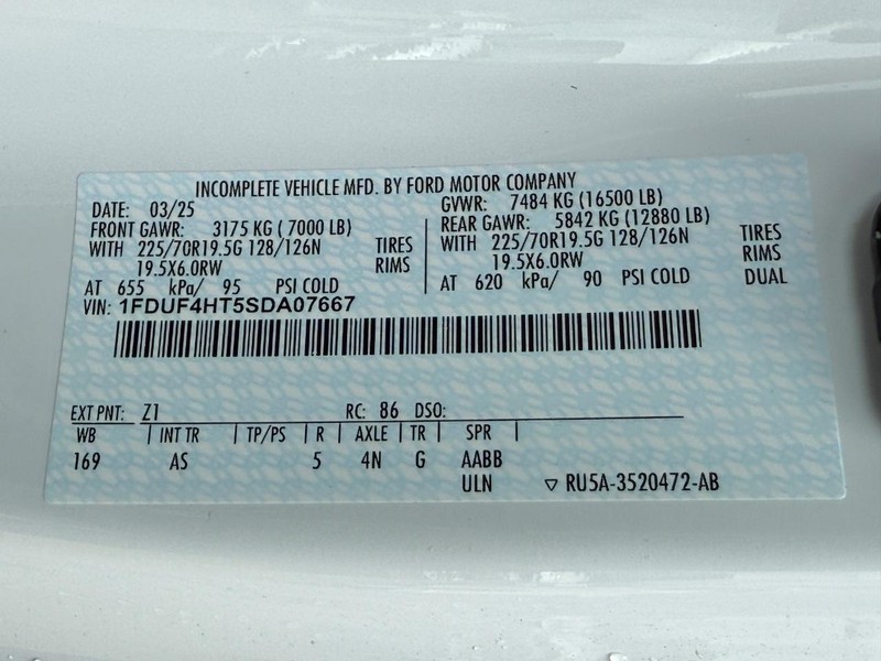 Ford Super Duty F-450 DRW Vehicle Full-screen Gallery Image 20