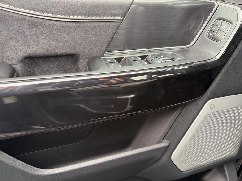 Ford F-150 Lightning Vehicle Full-screen Gallery Image 4