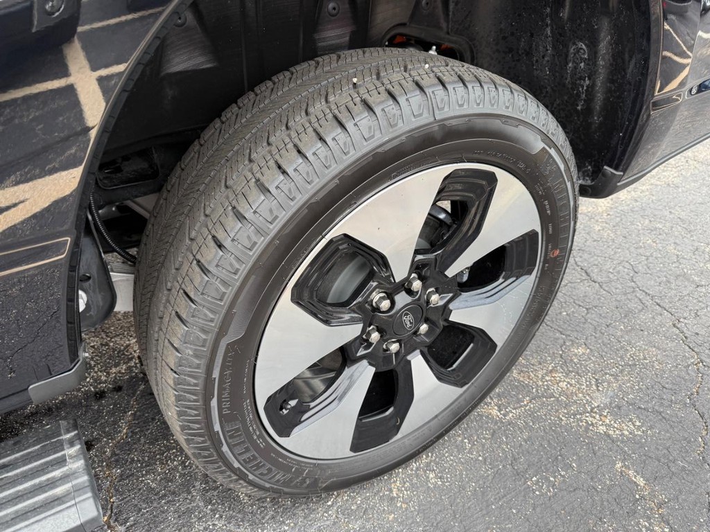 Ford F-150 Lightning Vehicle Full-screen Gallery Image 17