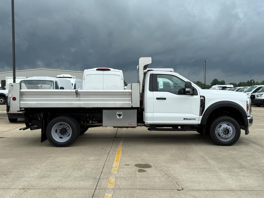 Ford Super Duty F-450 DRW Vehicle Full-screen Gallery Image 2