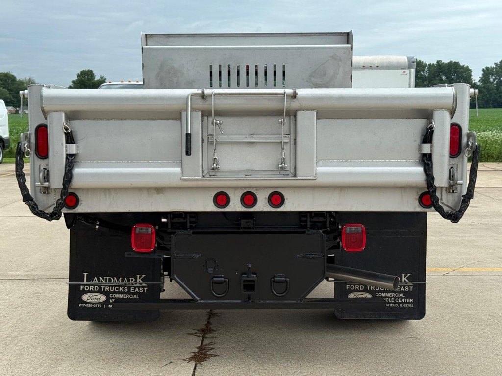 Ford Super Duty F-450 DRW Vehicle Full-screen Gallery Image 4