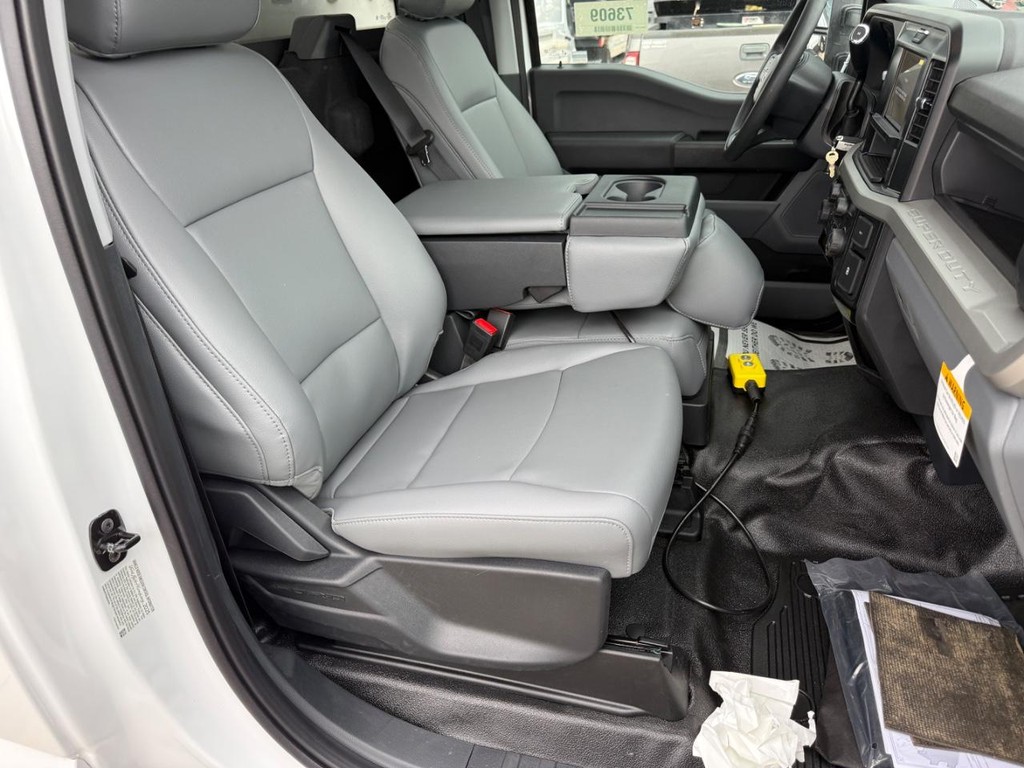 Ford Super Duty F-450 DRW Vehicle Full-screen Gallery Image 9