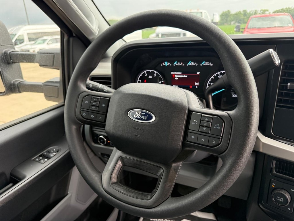 Ford Super Duty F-450 DRW Vehicle Full-screen Gallery Image 11