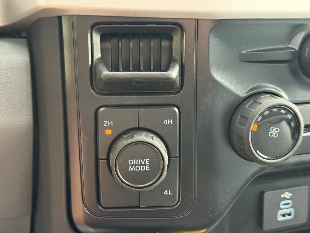 Ford Super Duty F-450 DRW Vehicle Full-screen Gallery Image 16