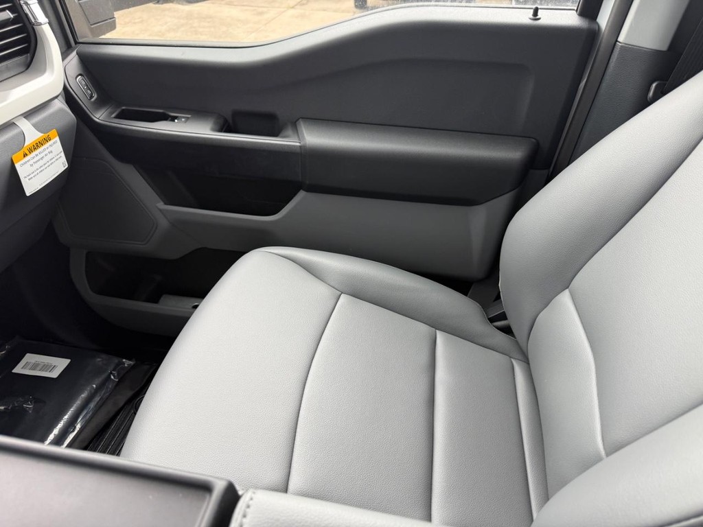 Ford Super Duty F-450 DRW Vehicle Full-screen Gallery Image 19