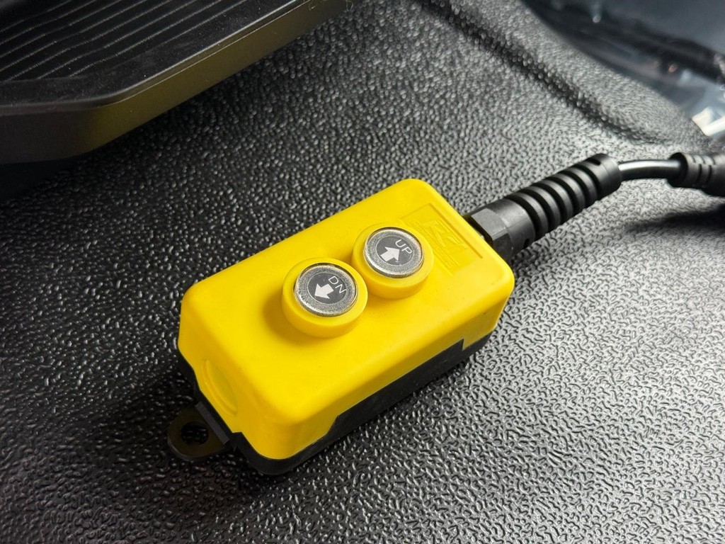 Ford Super Duty F-450 DRW Vehicle Full-screen Gallery Image 20