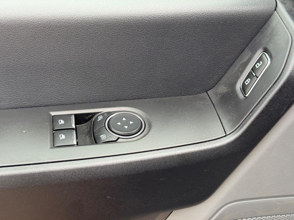 Ford Super Duty F-450 DRW Vehicle Full-screen Gallery Image 21