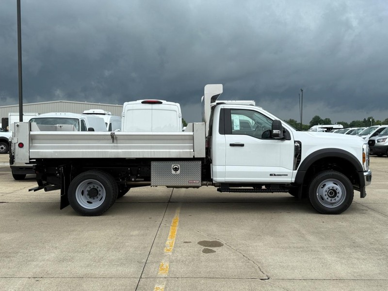 Ford Super Duty F-450 DRW Vehicle Full-screen Gallery Image 2