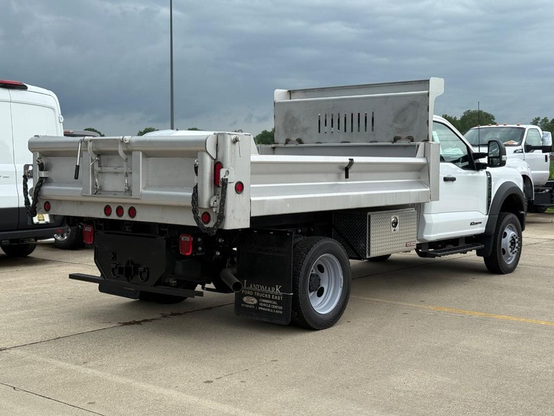 Ford Super Duty F-450 DRW Vehicle Full-screen Gallery Image 3