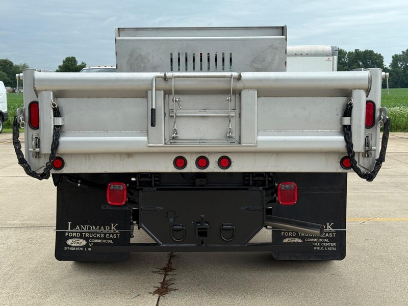 Ford Super Duty F-450 DRW Vehicle Full-screen Gallery Image 4