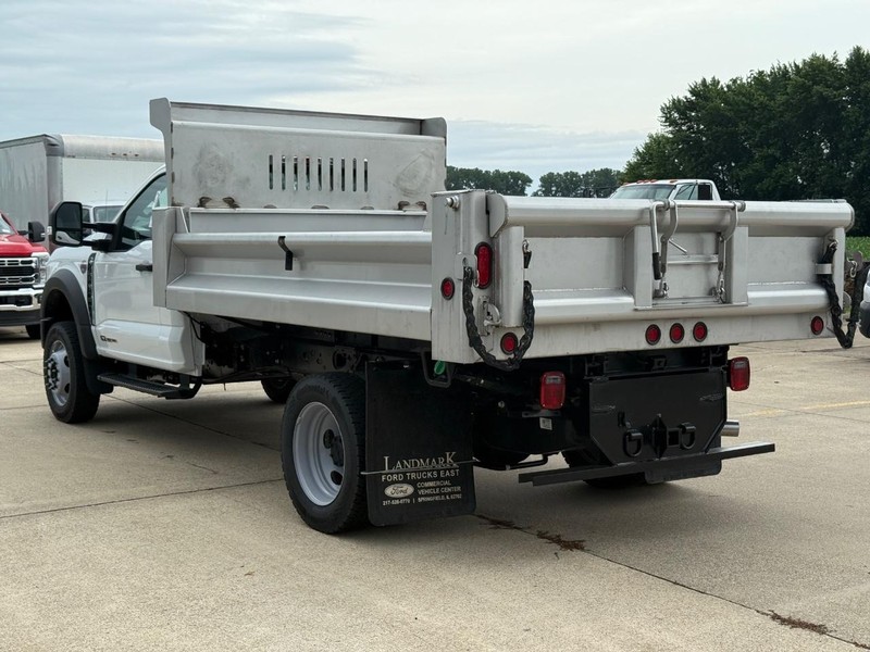 Ford Super Duty F-450 DRW Vehicle Full-screen Gallery Image 5