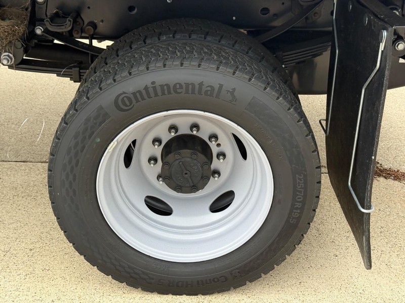 Ford Super Duty F-450 DRW Vehicle Full-screen Gallery Image 6