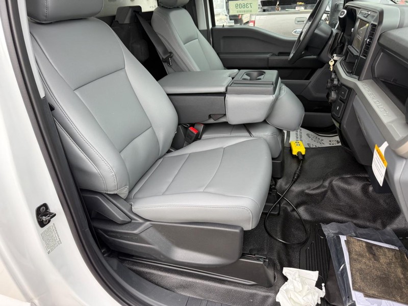 Ford Super Duty F-450 DRW Vehicle Full-screen Gallery Image 9