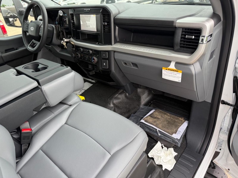 Ford Super Duty F-450 DRW Vehicle Full-screen Gallery Image 10