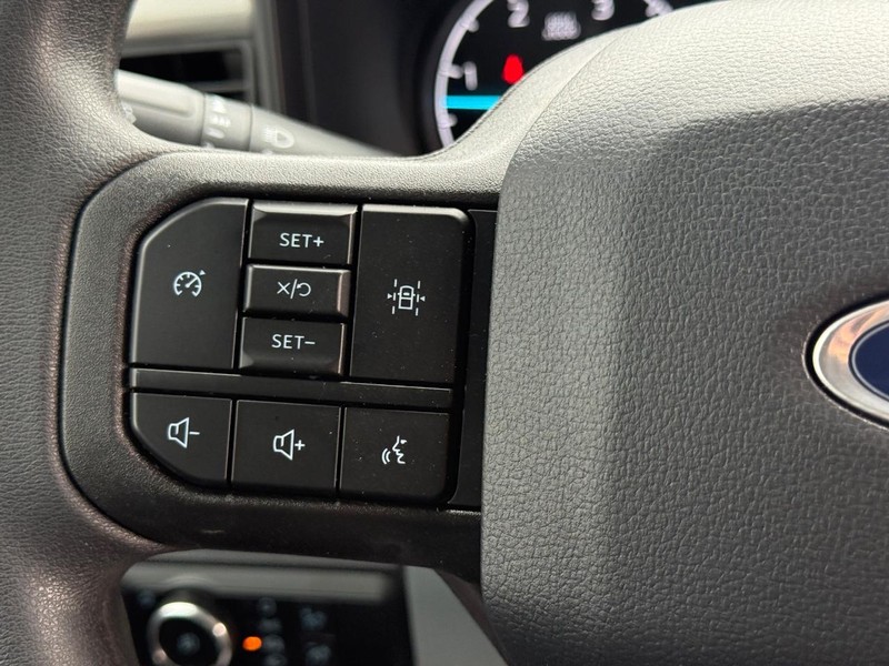 Ford Super Duty F-450 DRW Vehicle Full-screen Gallery Image 12