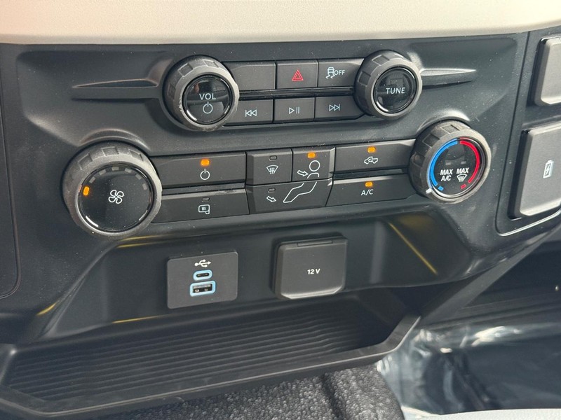 Ford Super Duty F-450 DRW Vehicle Full-screen Gallery Image 17