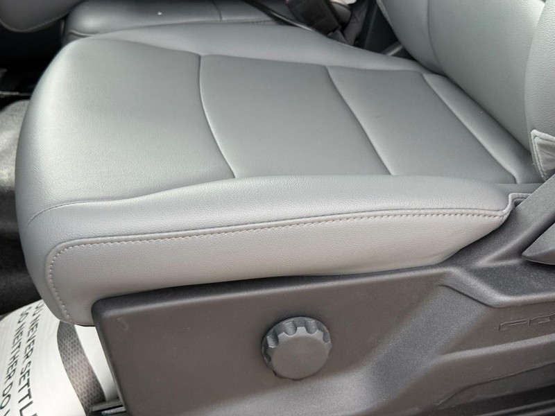 Ford Super Duty F-450 DRW Vehicle Full-screen Gallery Image 22