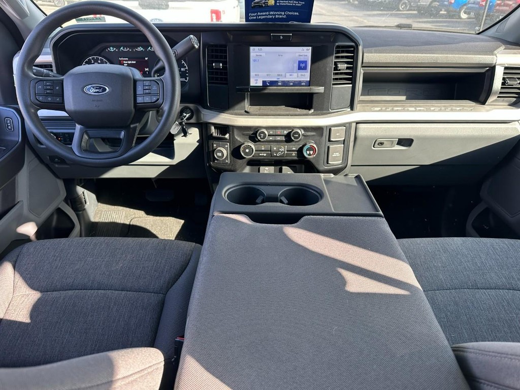 Ford Super Duty F-250 SRW Vehicle Full-screen Gallery Image 5