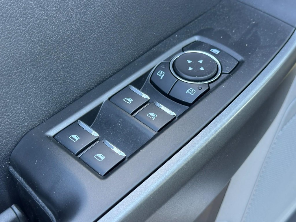 Ford Super Duty F-250 SRW Vehicle Full-screen Gallery Image 9