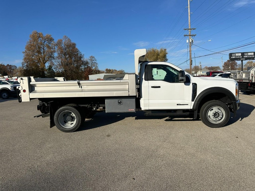 Ford Super Duty F-450 DRW Vehicle Full-screen Gallery Image 2