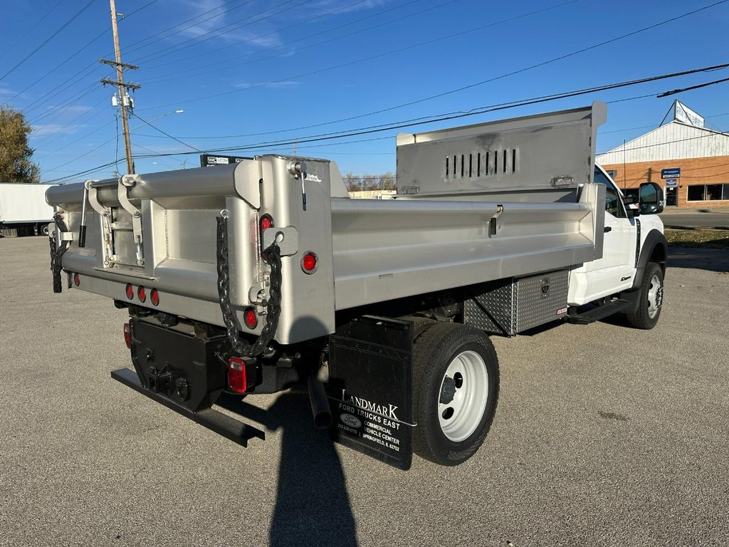 Ford Super Duty F-450 DRW Vehicle Full-screen Gallery Image 3