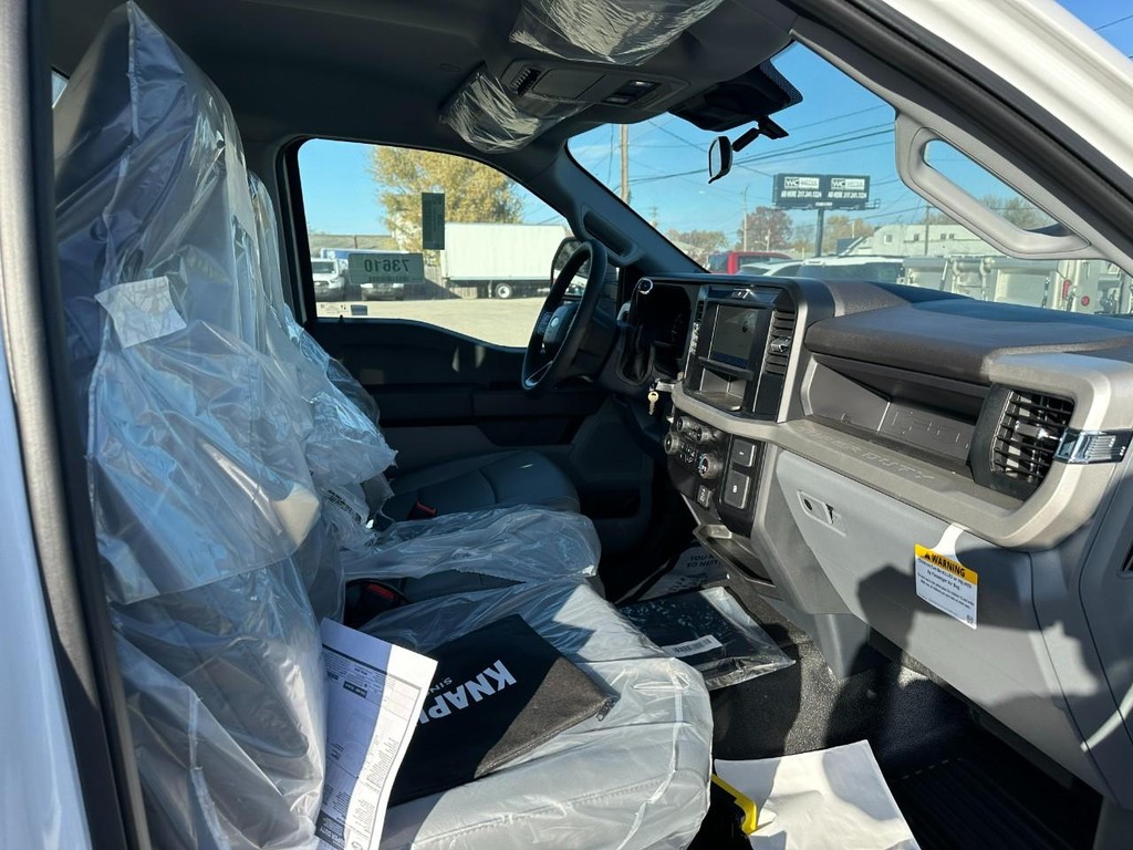 Ford Super Duty F-450 DRW Vehicle Full-screen Gallery Image 4