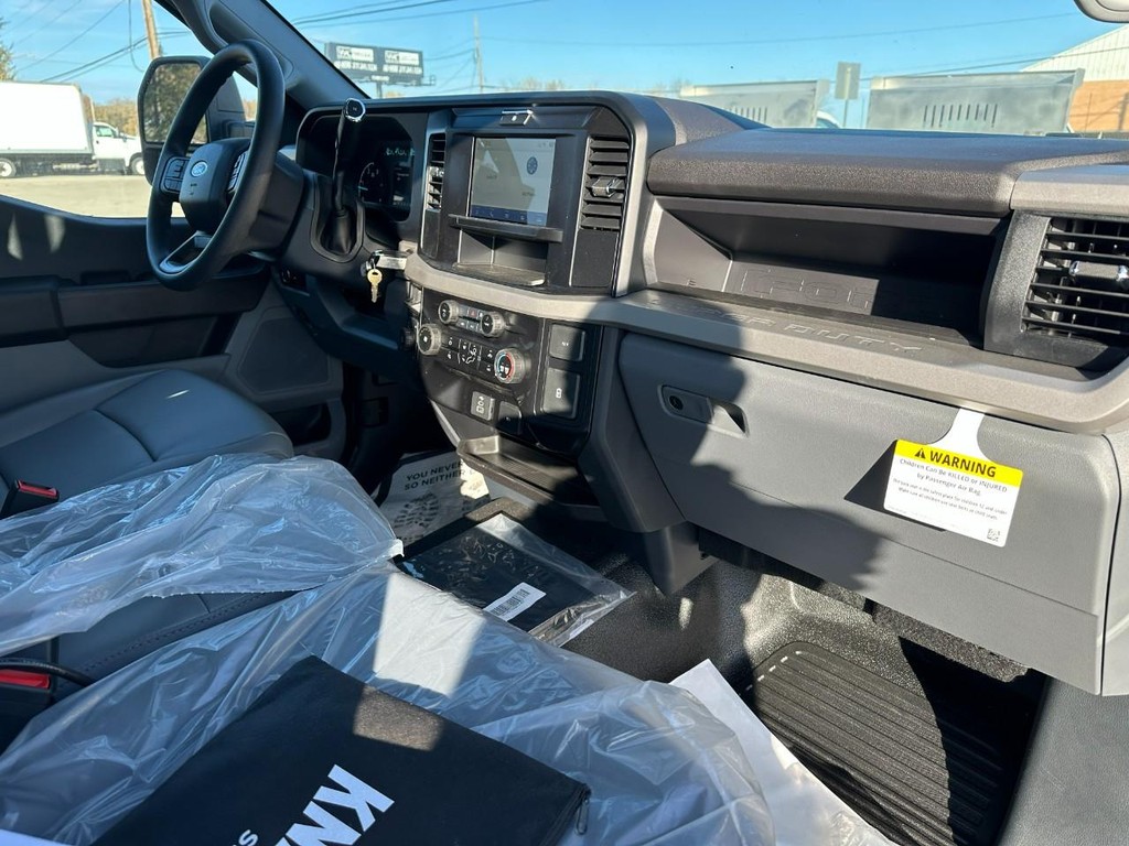 Ford Super Duty F-450 DRW Vehicle Full-screen Gallery Image 5