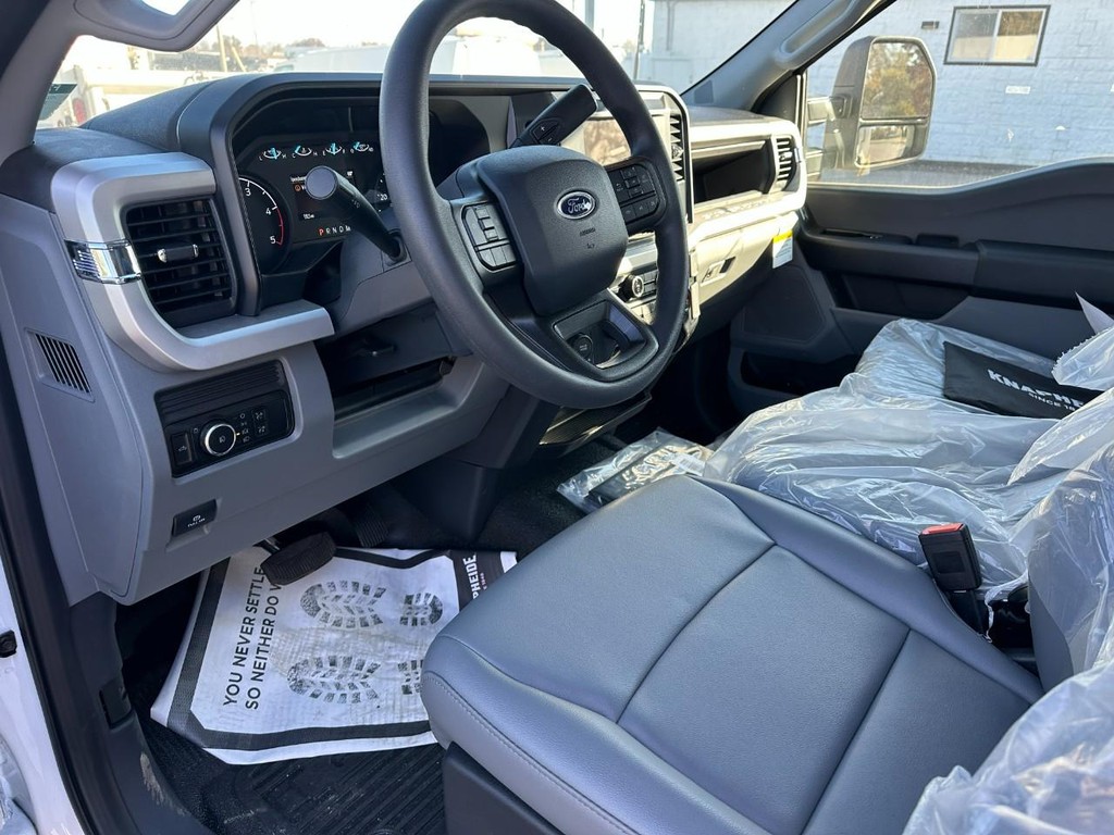 Ford Super Duty F-450 DRW Vehicle Full-screen Gallery Image 6