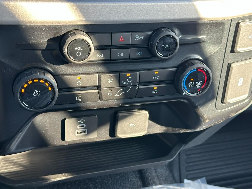 Ford Super Duty F-450 DRW Vehicle Full-screen Gallery Image 11