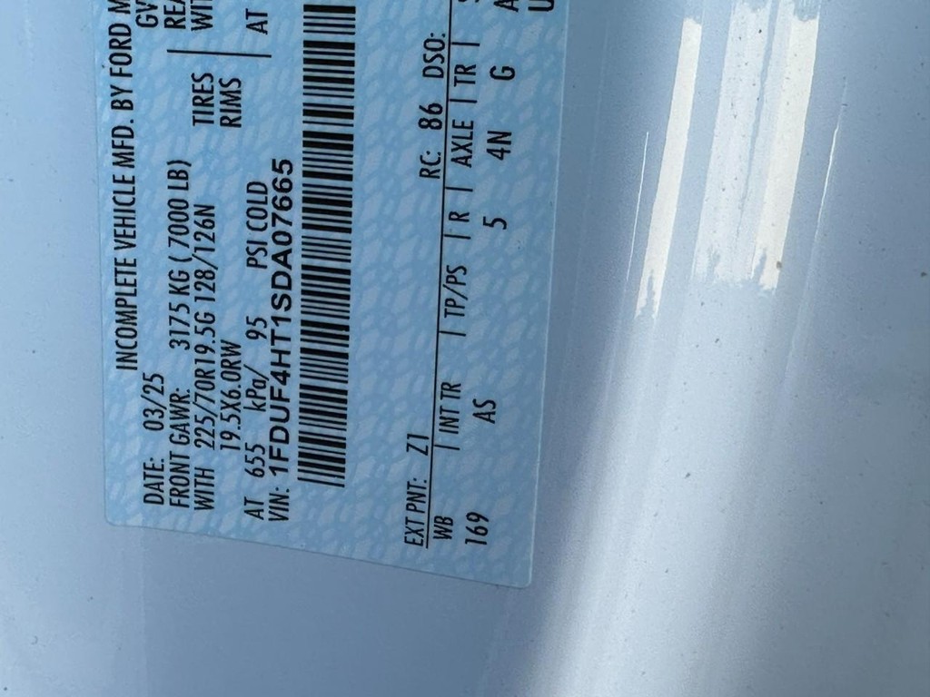 Ford Super Duty F-450 DRW Vehicle Full-screen Gallery Image 13