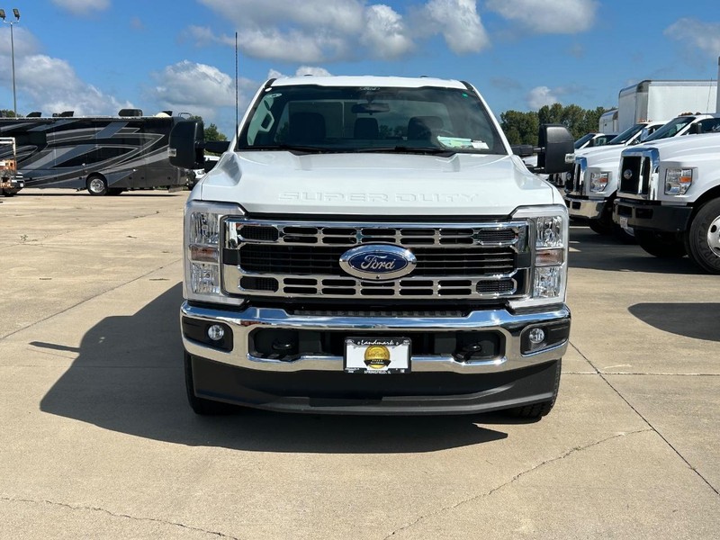 Ford Super Duty F-350 SRW Vehicle Full-screen Gallery Image 3