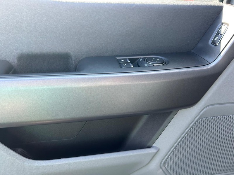 Ford Super Duty F-350 SRW Vehicle Full-screen Gallery Image 4