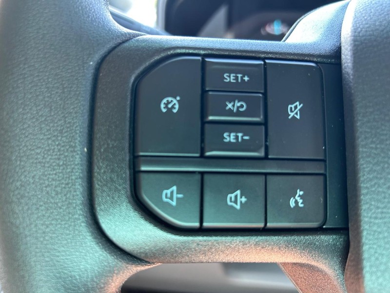 Ford Super Duty F-350 SRW Vehicle Full-screen Gallery Image 6