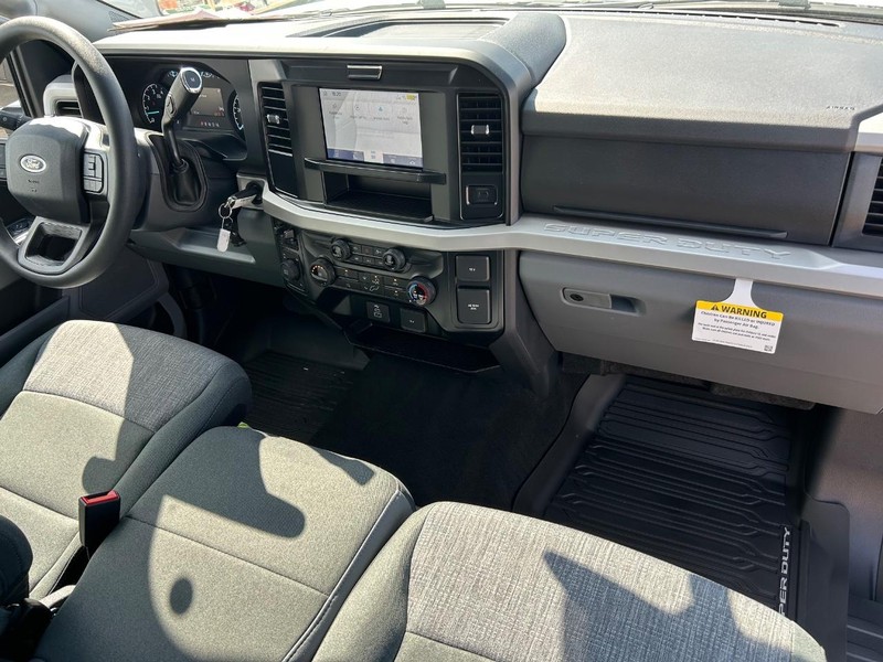 Ford Super Duty F-350 SRW Vehicle Full-screen Gallery Image 9