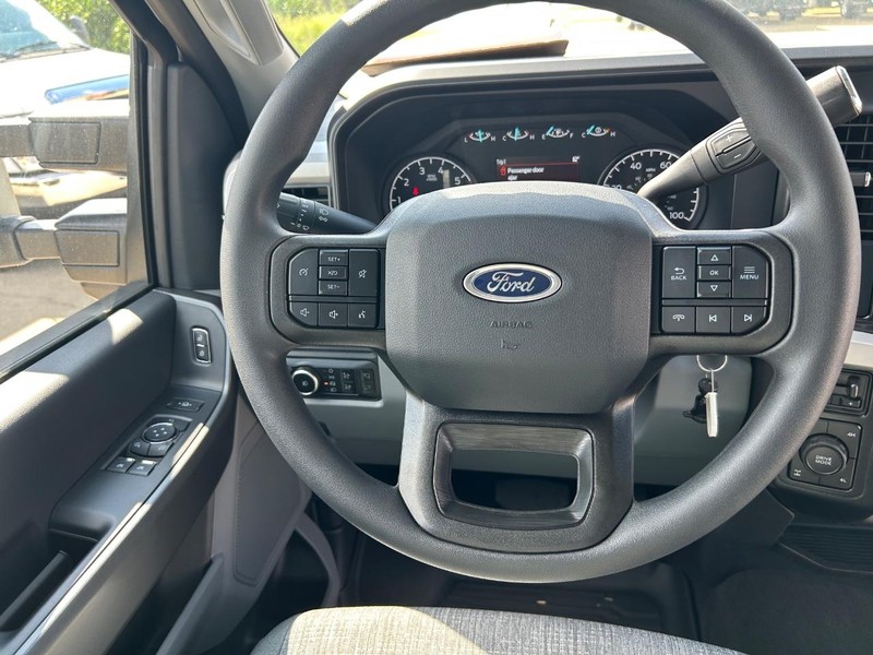 Ford Super Duty F-350 SRW Vehicle Full-screen Gallery Image 11
