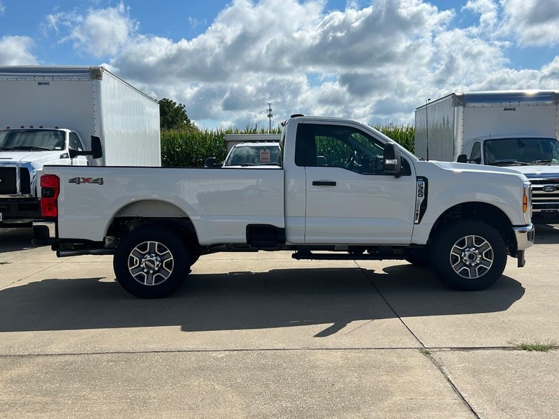 Ford Super Duty F-350 SRW Vehicle Full-screen Gallery Image 2