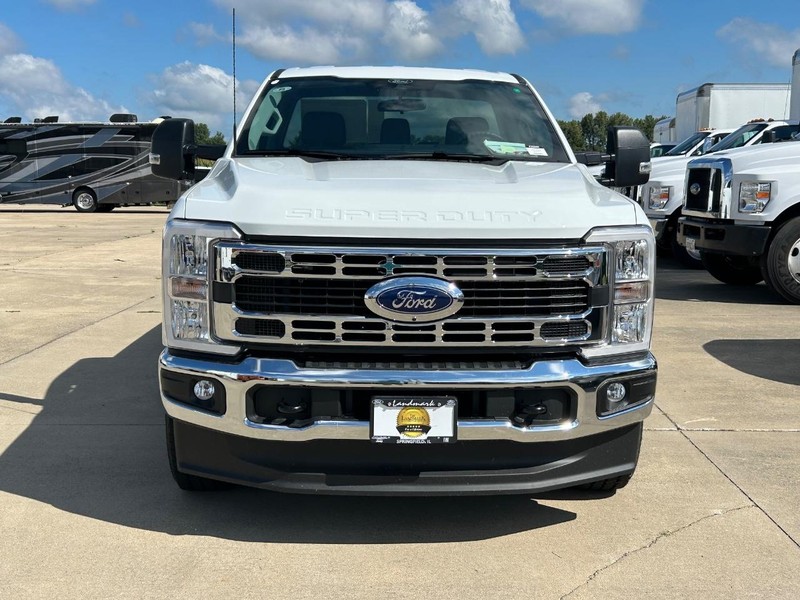 Ford Super Duty F-350 SRW Vehicle Full-screen Gallery Image 3