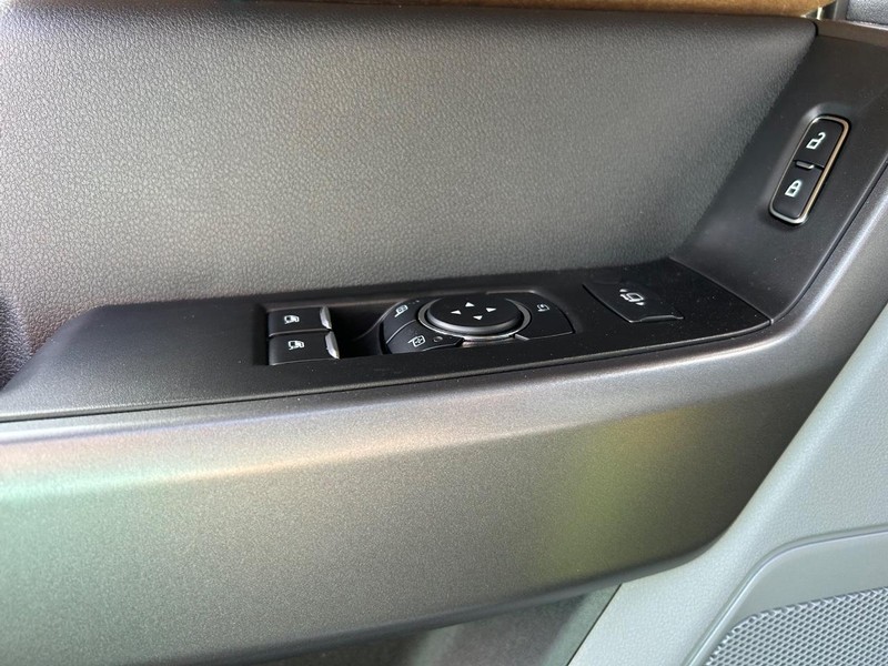 Ford Super Duty F-350 SRW Vehicle Full-screen Gallery Image 4