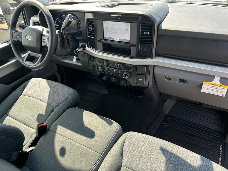 Ford Super Duty F-350 SRW Vehicle Full-screen Gallery Image 8