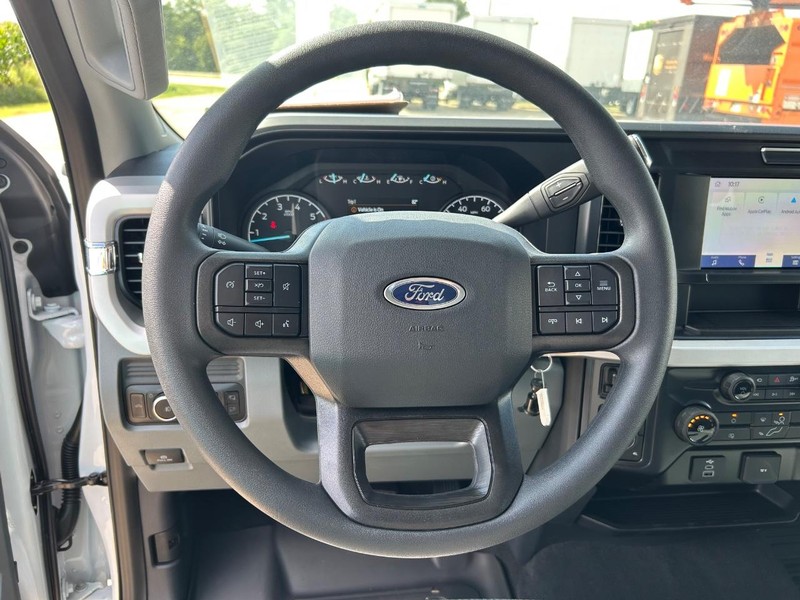 Ford Super Duty F-350 SRW Vehicle Full-screen Gallery Image 10