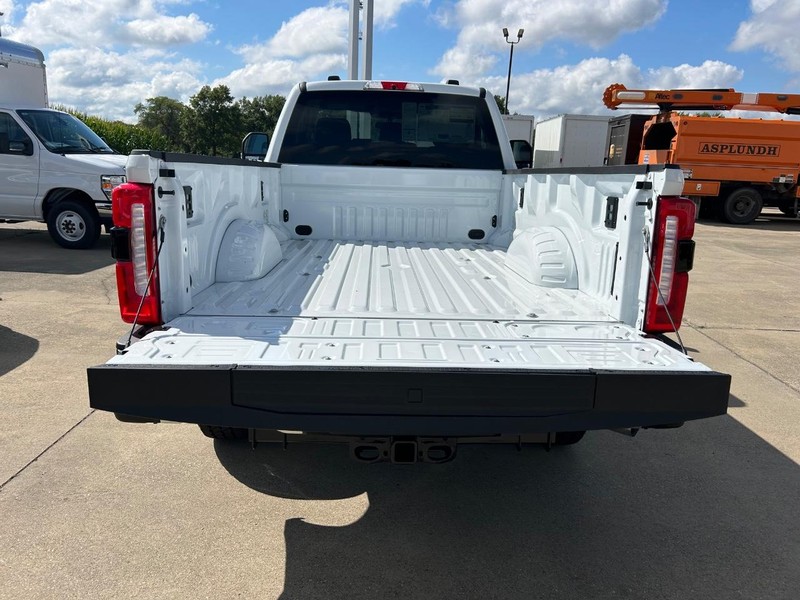 Ford Super Duty F-350 SRW Vehicle Full-screen Gallery Image 11