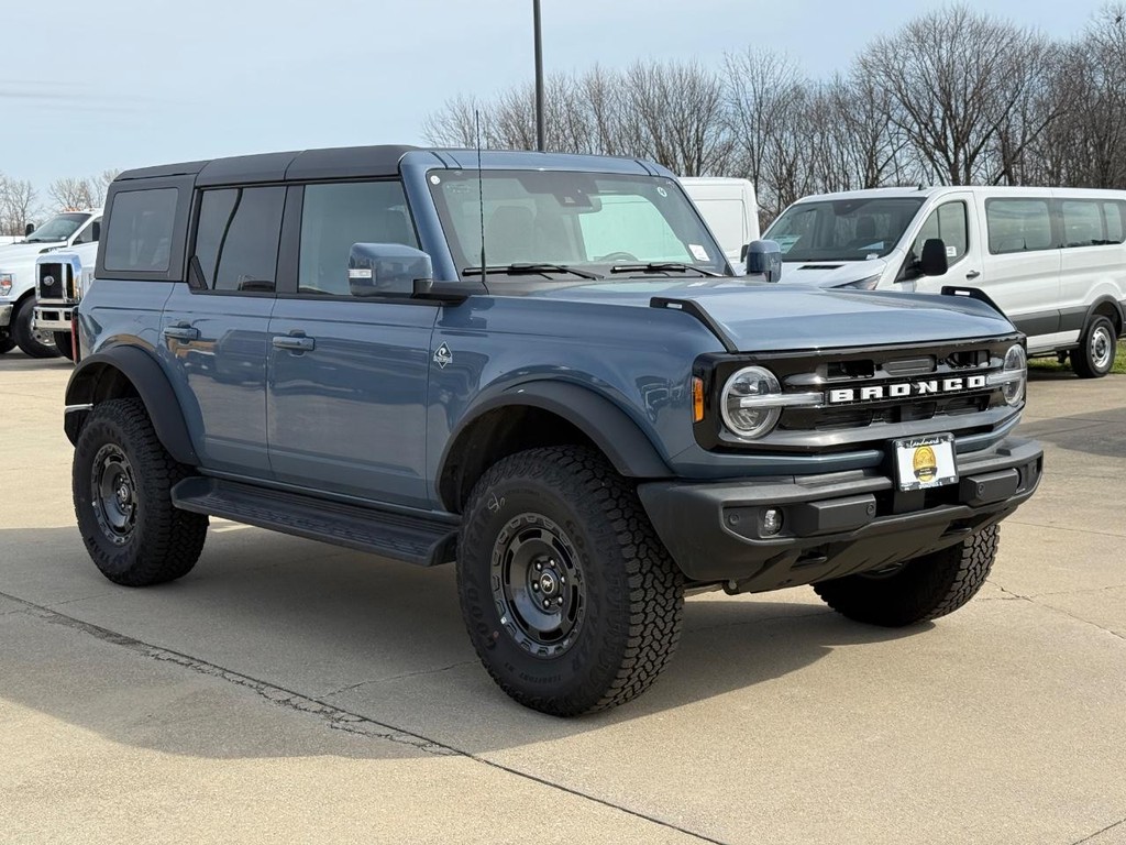 Ford Bronco Vehicle Full-screen Gallery Image 3