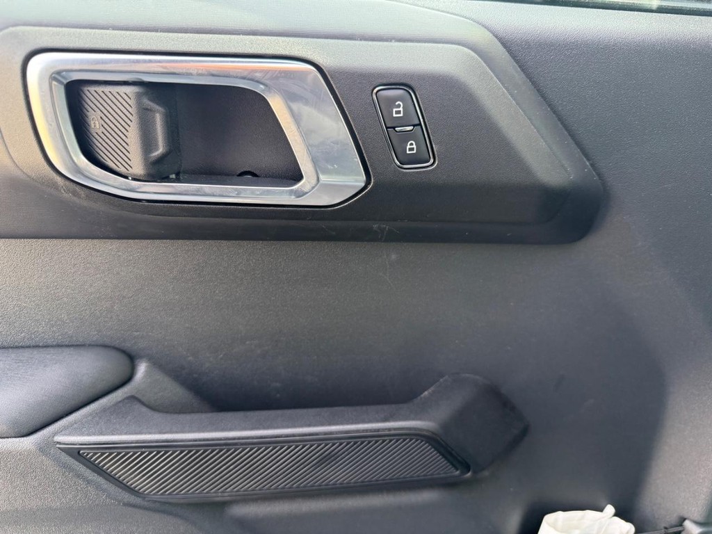 Ford Bronco Vehicle Full-screen Gallery Image 8