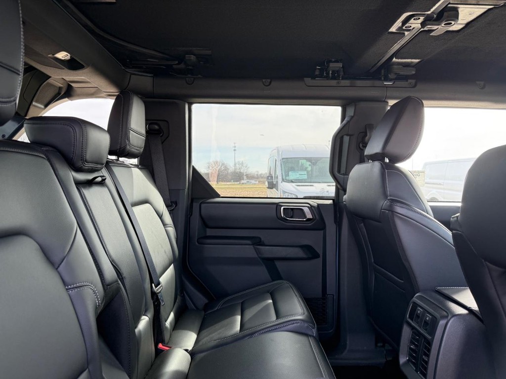 Ford Bronco Vehicle Full-screen Gallery Image 16