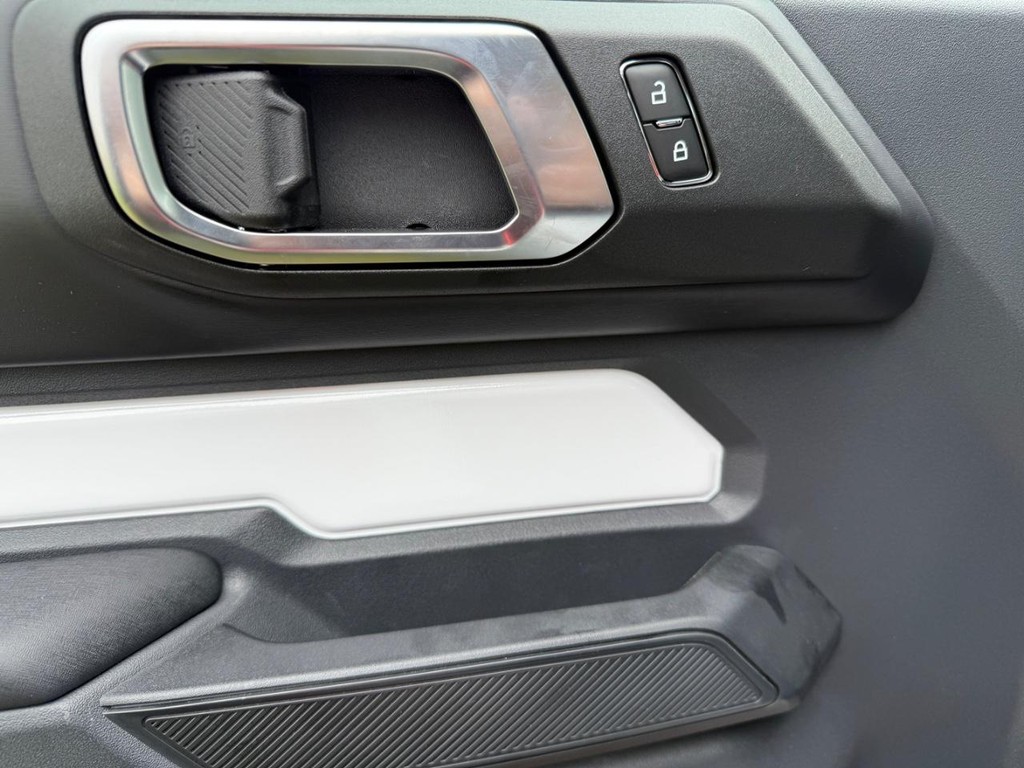 Ford Bronco Vehicle Full-screen Gallery Image 4